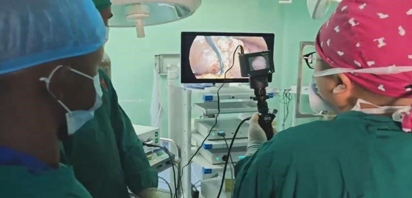 吳巍醫(yī)生（右一）在開展雙鏡聯(lián)合手術(shù)。中國援桑醫(yī)療隊供圖