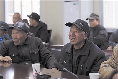  圖③：農(nóng)民工臉上洋溢著笑容。