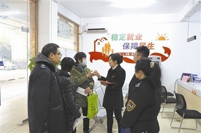  圖③：調(diào)解后，法官現(xiàn)場向當事人做釋法析理工作。