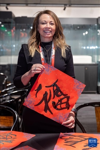 1月28日，在上海豫園舉行的民俗活動(dòng)上，美國(guó)馬斯卡廷初中校長(zhǎng)珍妮弗·李·弗里德利展示自己寫(xiě)下的“福”字。 新華社記者 王翔 攝