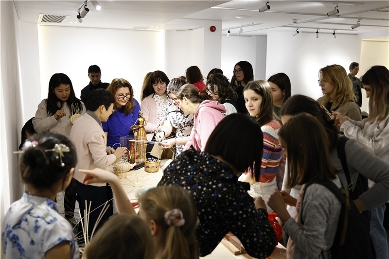 羅馬尼亞觀眾體驗安溪竹藤編技藝。 布加勒斯特中國文化中心供圖