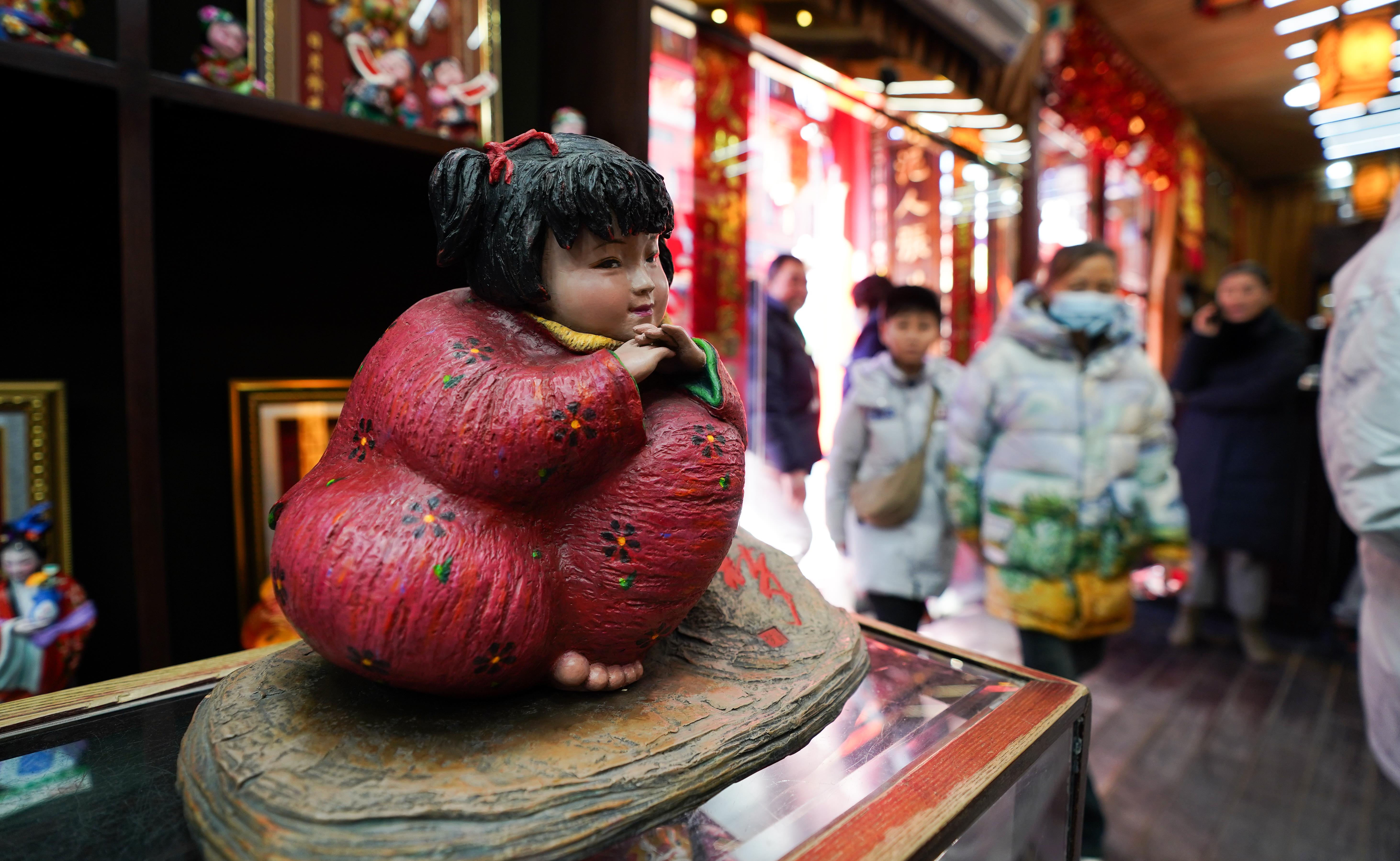 △泥人張彩塑是天津的傳統(tǒng)民間手工藝品，為天津市首批國家級非物質(zhì)文化遺產(chǎn)。（總臺國廣記者李晉拍攝）