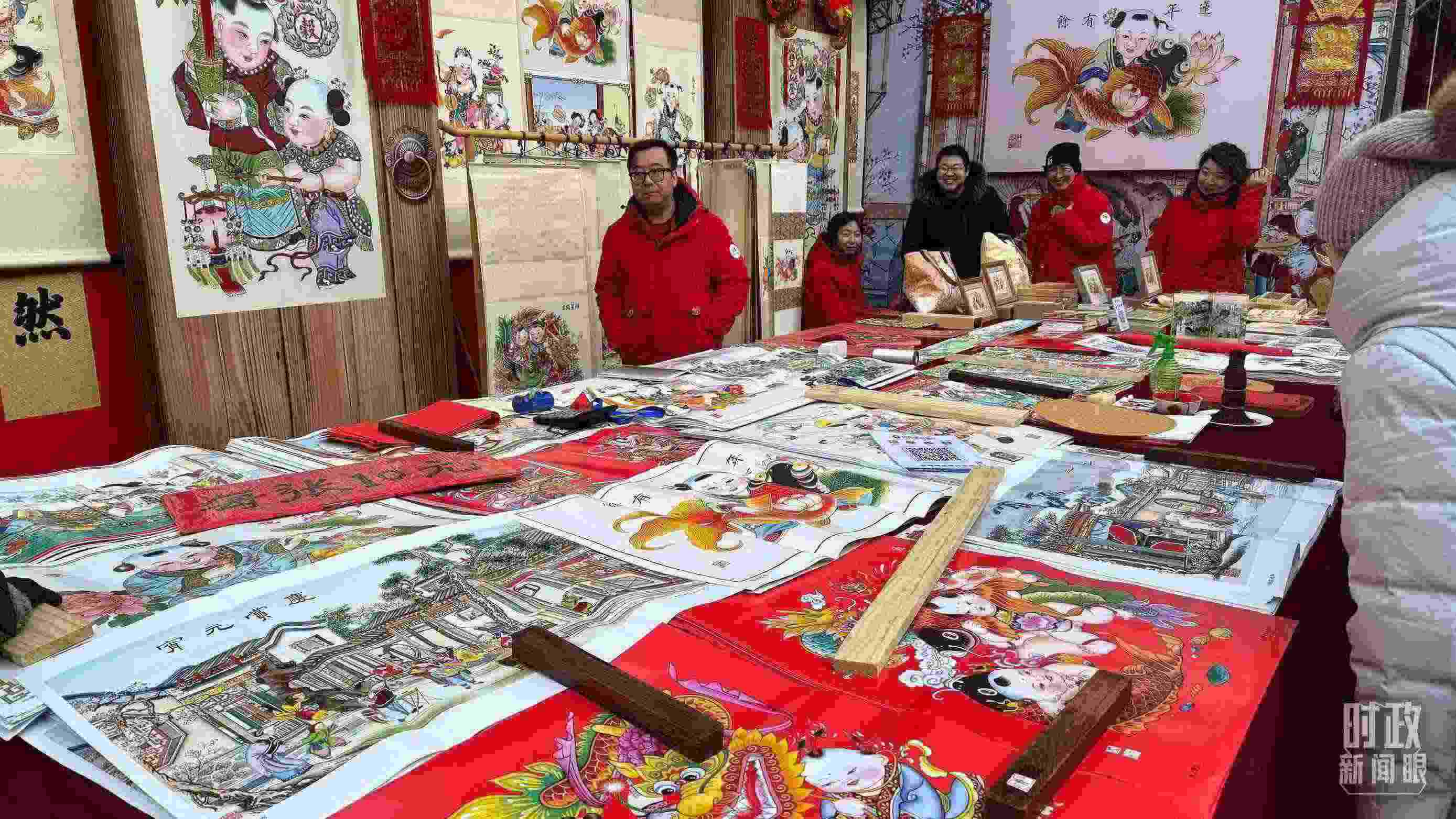 △市民們正在天津古文化街選購(gòu)年畫。（總臺(tái)央視記者黎兵拍攝）