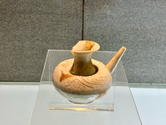 德化縣陶瓷博物館收藏的龍紋軍持。人民網(wǎng)記者 金慧慧攝