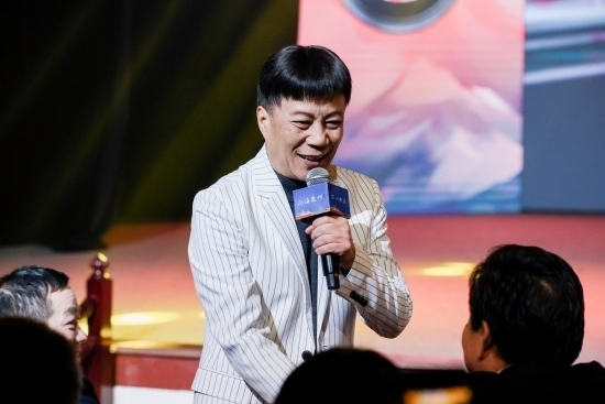 “何以中國(guó)·向海泉州”網(wǎng)絡(luò)主題活動(dòng)現(xiàn)場(chǎng)，陳百潭演出時(shí)與觀眾互動(dòng)。泉州廣播電視臺(tái)供圖