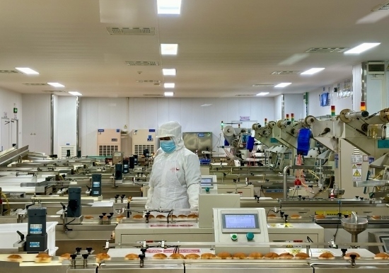 盼盼5G智慧工廠生產(chǎn)線正在進(jìn)行產(chǎn)品質(zhì)檢。人民網(wǎng)記者 金慧慧攝