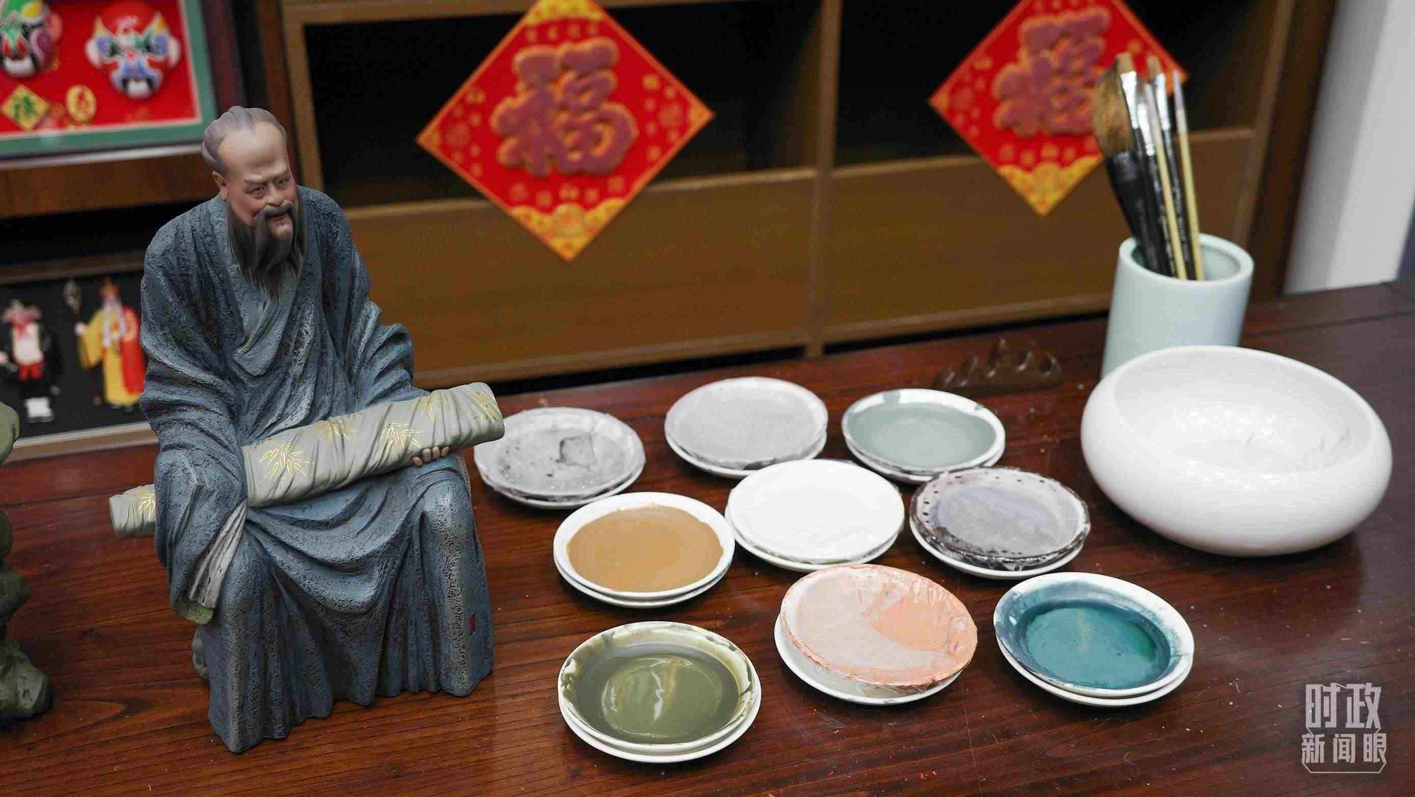 △天津古文化街，泥人張店鋪的上色顏料展示。（總臺(tái)央視記者覃思拍攝）