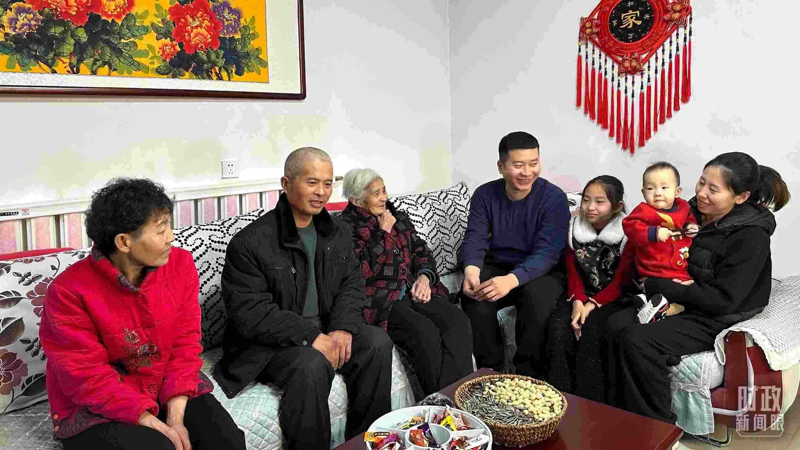 △第六埠村村民杜洪剛一家。（總臺(tái)央視記者趙化拍攝）