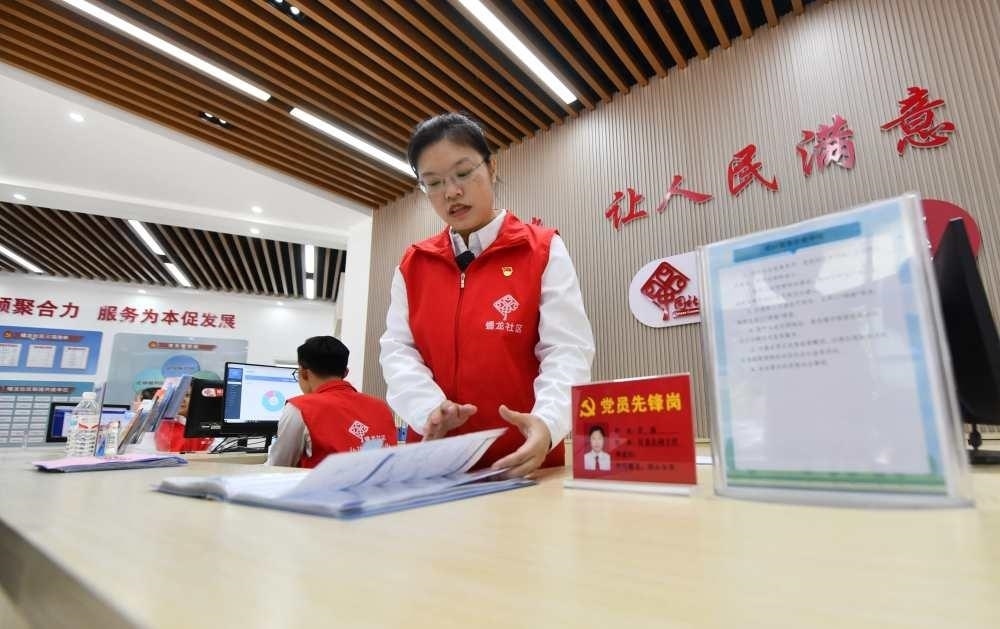 △2023年12月14日，廣西南寧市蟠龍社區(qū)，工作人員在為居民服務。