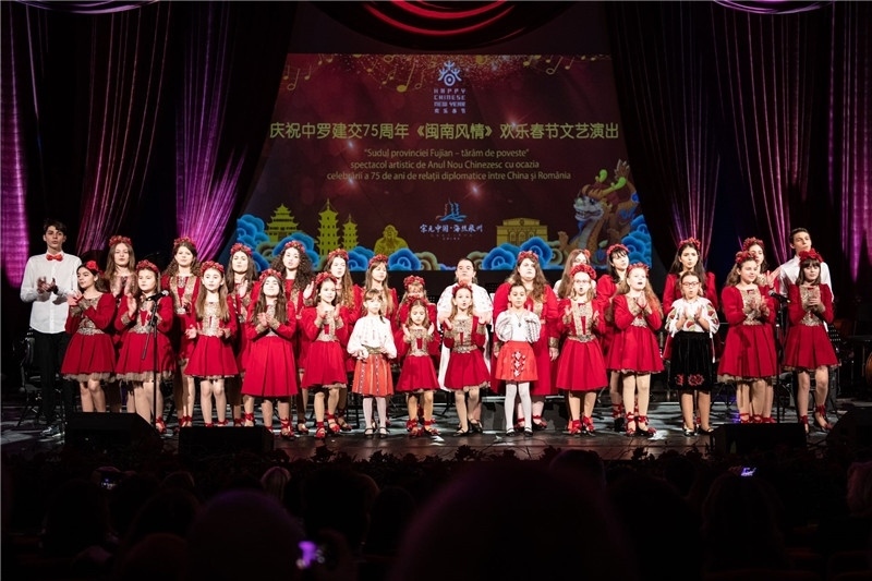 圖為羅小快板兒童合唱團在演唱中文歌曲。 中國駐羅大使館文化處供圖。