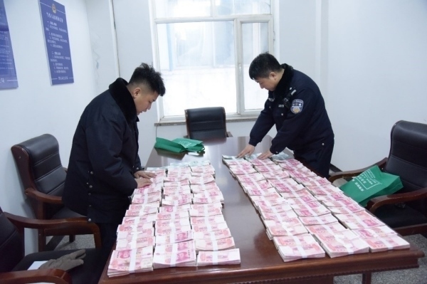 民警清點(diǎn)涉案資金。磐石市公安局供圖