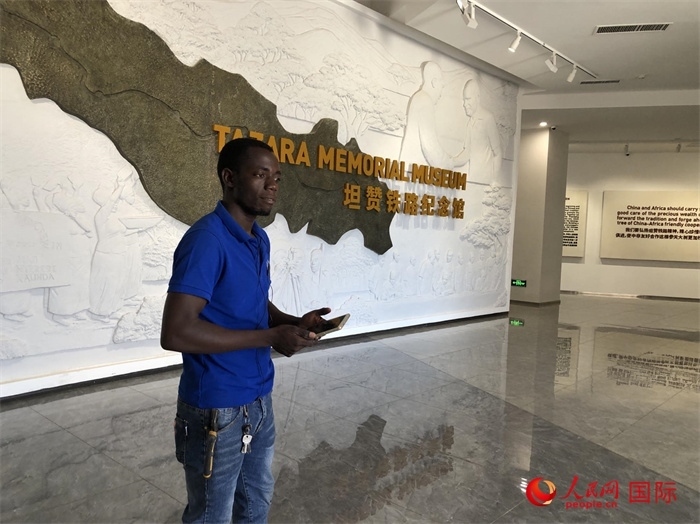 當(dāng)?shù)毓ぷ魅藛T向記者講解。人民網(wǎng)記者 黃培昭攝