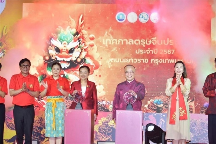 泰國(guó)旅游與體育部長(zhǎng)素妲婉、中國(guó)駐泰國(guó)使館公使吳志武代表中泰雙方同時(shí)觸按水晶球點(diǎn)亮龍頭彩燈。中國(guó)駐泰國(guó)使館供圖