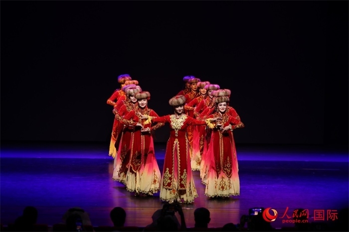 2日在阿聯(lián)酋迪拜舉行的大型音舞詩畫《新疆是個好地方》文藝演出。人民網(wǎng)記者任皓宇攝
