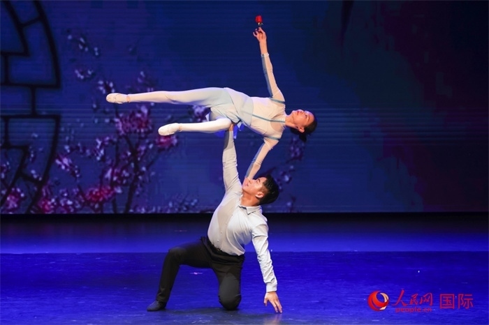 2日在阿聯(lián)酋迪拜舉行的大型音舞詩畫《新疆是個好地方》文藝演出。人民網(wǎng)記者 任皓宇攝