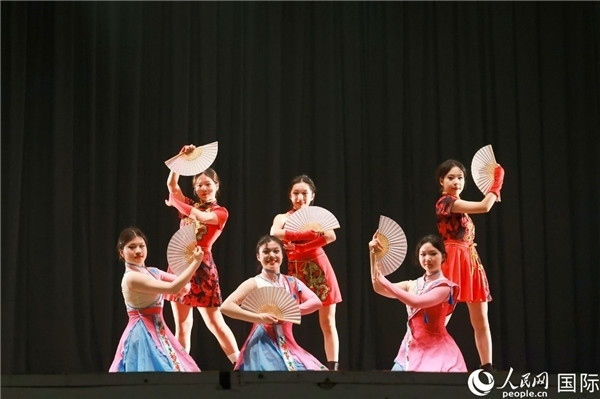 燈光秀匯演現(xiàn)場(chǎng)節(jié)目精彩紛呈。人民網(wǎng)記者 陳海琪攝