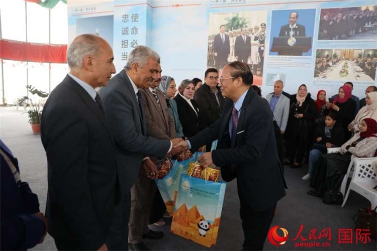 中國駐埃及使館教科處盧春生公參為埃及師生發(fā)放新年禮包。人民網(wǎng)記者 黃培昭攝