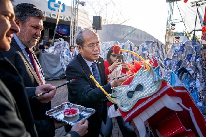 中國駐希臘大使館大使肖軍正與希方嘉賓為舞龍點睛?！吨邢r報》供圖