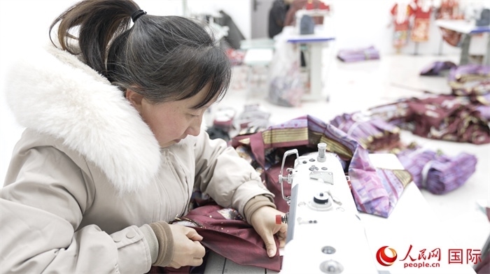 1月24日，在山東省菏澤市曹縣大集鎮(zhèn)云牧服飾有限公司，高燕正在縫制馬面裙。 人民網(wǎng)記者 袁蒙攝