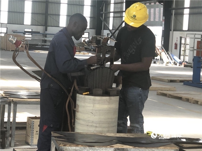 經(jīng)貿合作區(qū)廠房內，當?shù)毓と苏诰o張作業(yè)。人民網(wǎng)記者 黃培昭攝