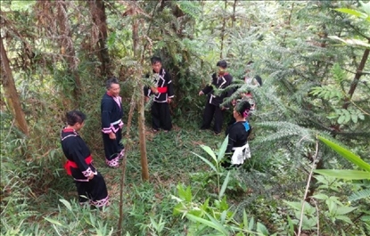 “瑤老”人民調(diào)解員翻山越嶺開展現(xiàn)場調(diào)解。