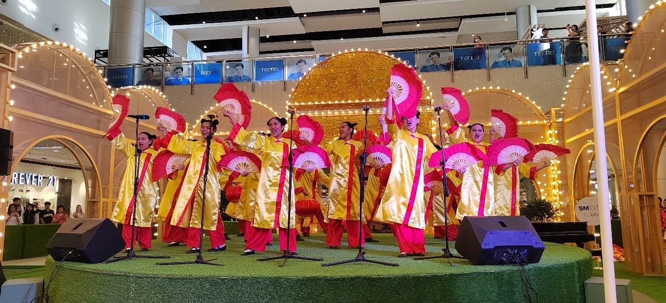 開幕式上活力四射的文藝節(jié)目引得觀眾陣陣喝彩。紅溪禮示大學孔子學院 供圖