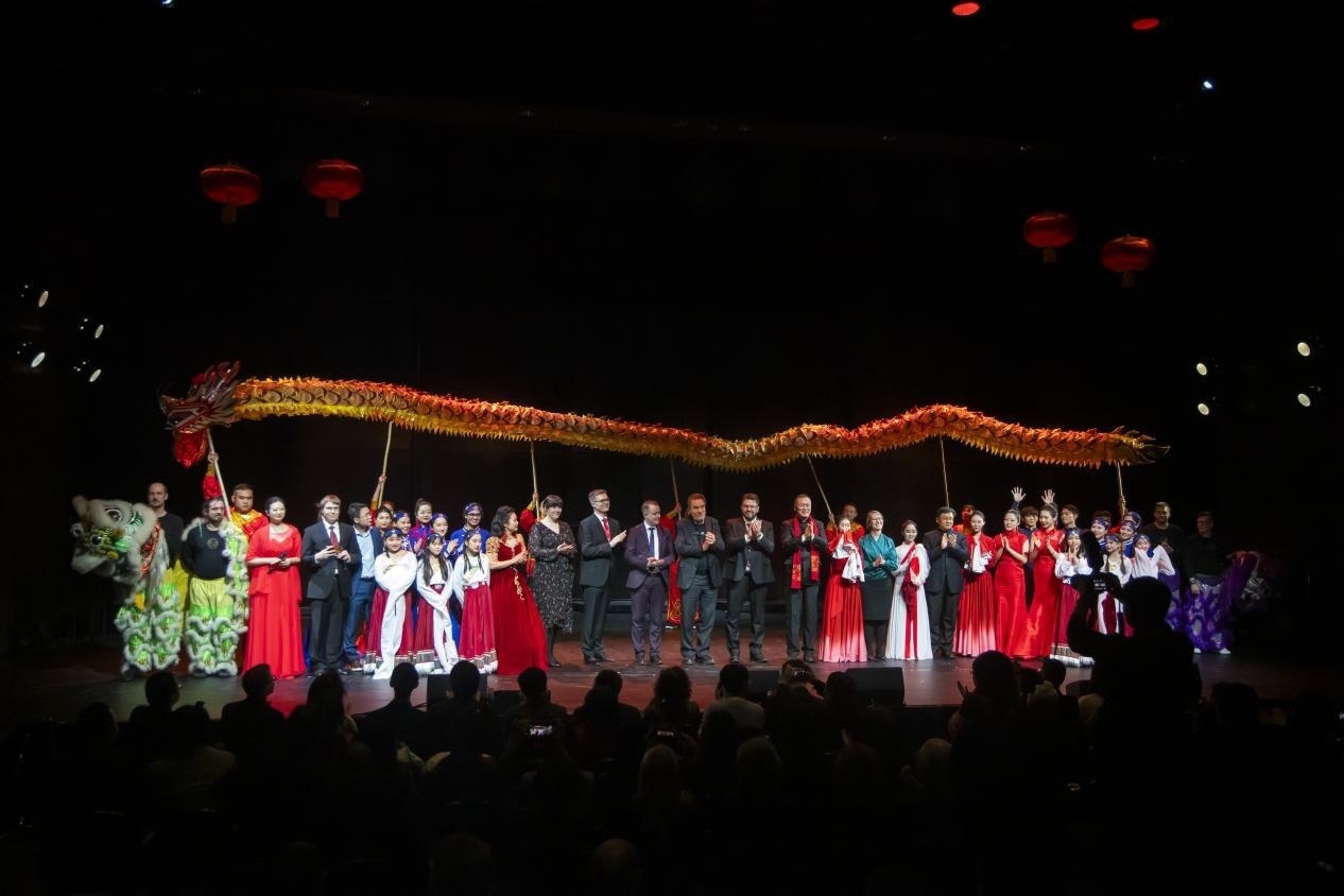 中芬嘉賓與演出人員合影。中國駐芬蘭大使館供圖