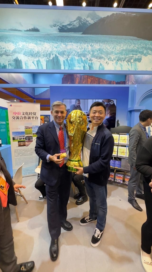 2022年，馬克西米與同事在上海。圖片由受訪者提供