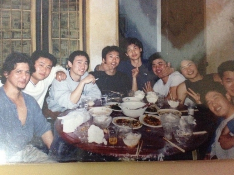 2007 年，卡洛斯·卡斯蒂略（左一）和他的中國朋友在武漢慶祝春節(jié)。圖片由受訪者提供