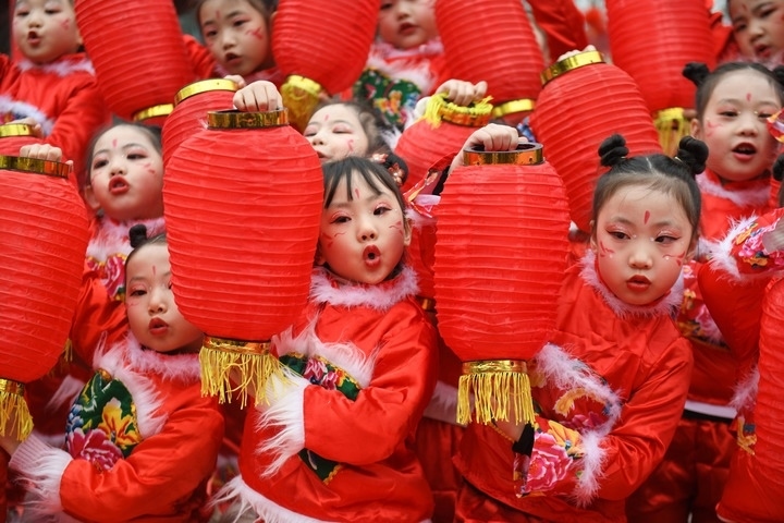 1月18日，四川省閬中市閬中古城，民間藝人和文藝工作者在表演節(jié)目歡度臘八節(jié)，喜迎農(nóng)歷新年。這是參演的小朋友在表演。新華社發(fā)（王玉貴 攝）