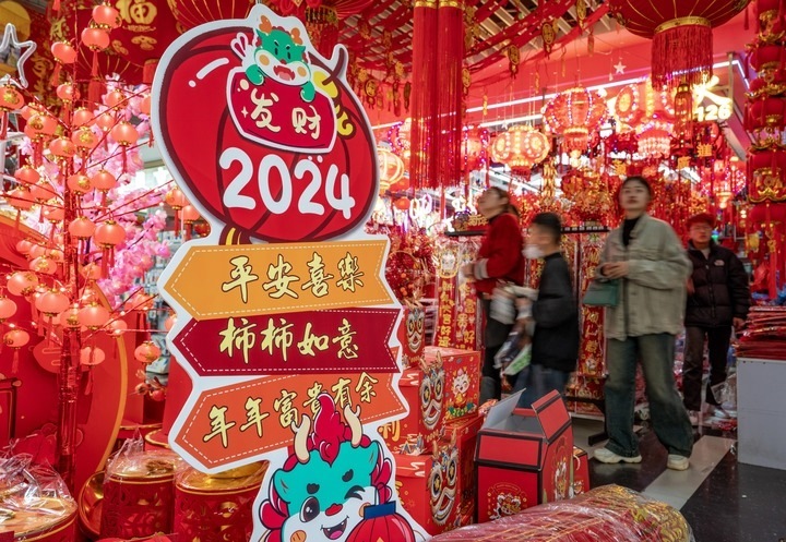 1月11日，顧客在昆明新螺螄灣國際商貿(mào)城選購節(jié)日飾品。新華社記者 陳欣波 攝