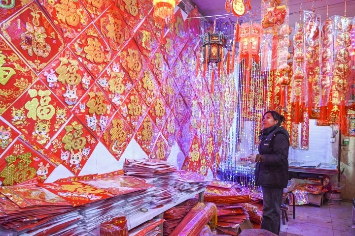 1月21日，在山西省晉中市平遙縣一家市場，市民在選購年貨。新華社發(fā)（梁生仁攝）