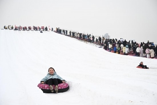 圖為1月18日，市民在內(nèi)蒙古賽馬場滑雪圈。新華社記者 貝赫 攝