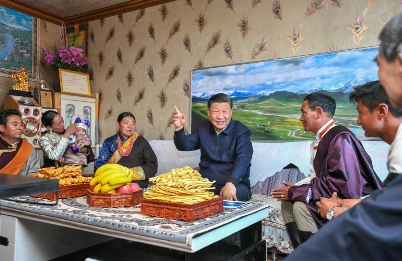 △2021年6月8日，習近平總書記在青海海北藏族自治州剛察縣果洛藏貢麻村，同藏族牧民索南才讓一家人圍坐在客廳聊家常。