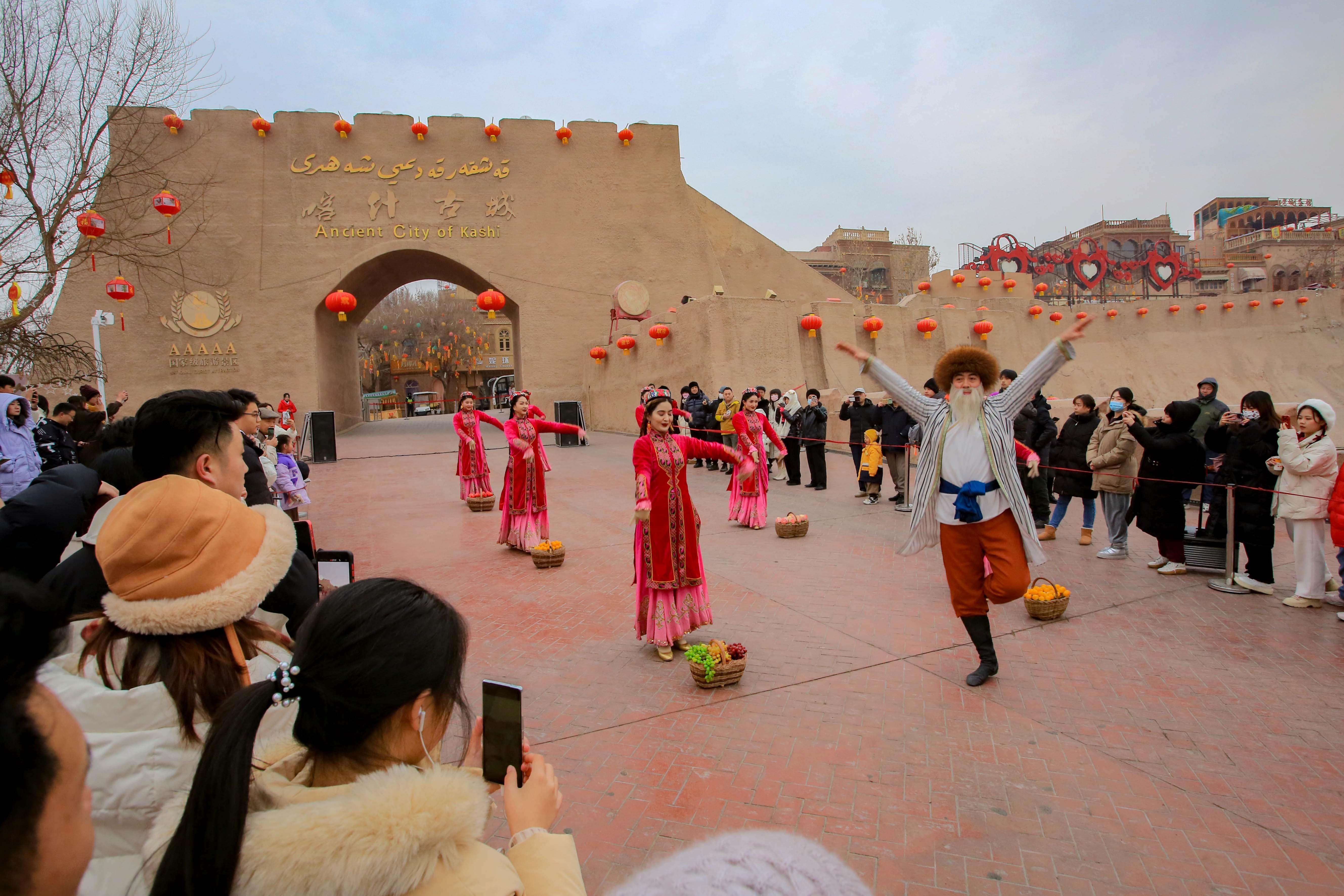 △2024年2月4日，演員在新疆喀什古城入城儀式上表演舞蹈。