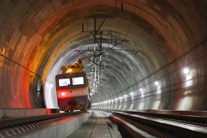 凌晨，接觸網作業(yè)車的燈光紅黃相間。胡鵬攝