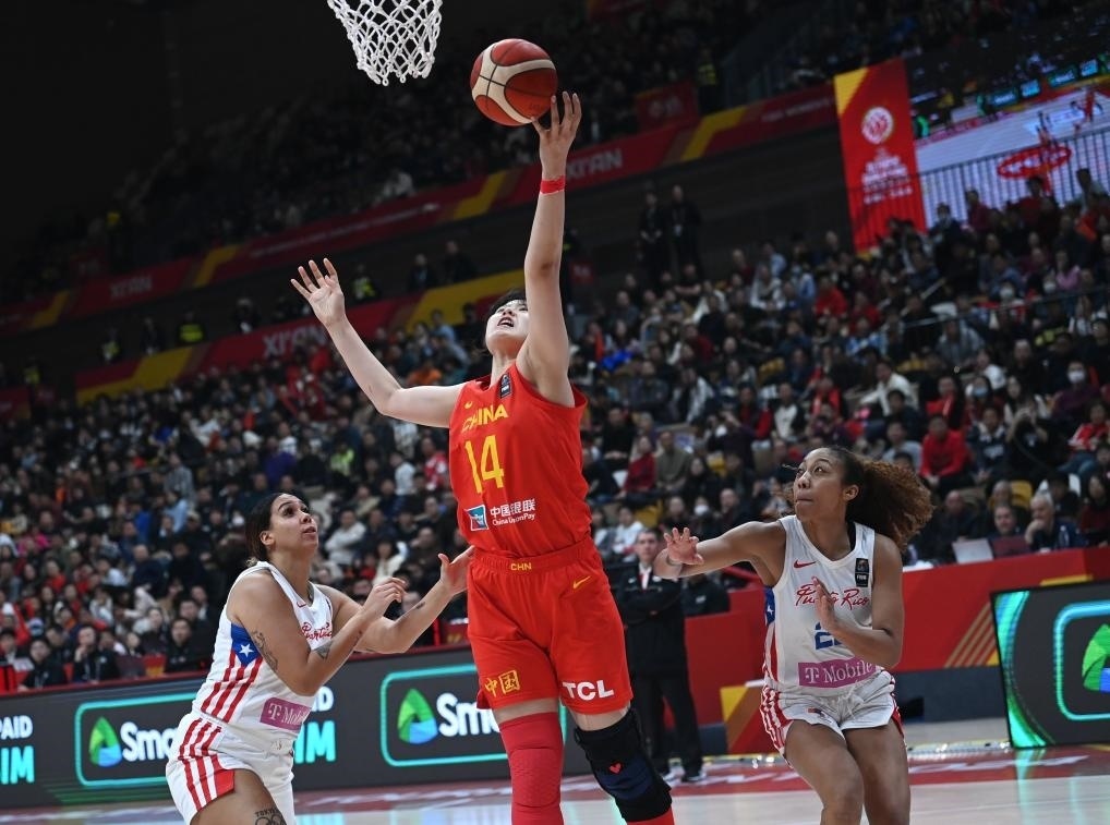 2月11日，中國隊(duì)球員李月汝（中）在比賽中上籃。新華社記者 李一博 攝