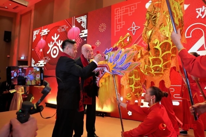 張漢暉（左）、施威特科（右）共同為彩龍點(diǎn)睛。于子恒攝