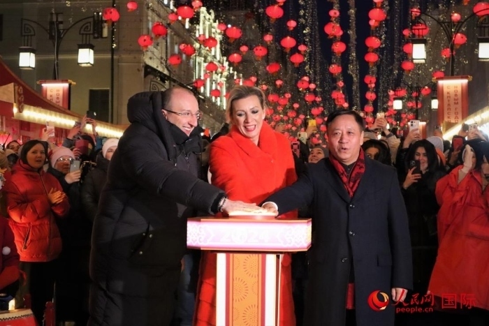 張漢暉、扎哈羅娃、科茲洛夫（從右至左）共同按下活動啟動按鈕。于子恒攝