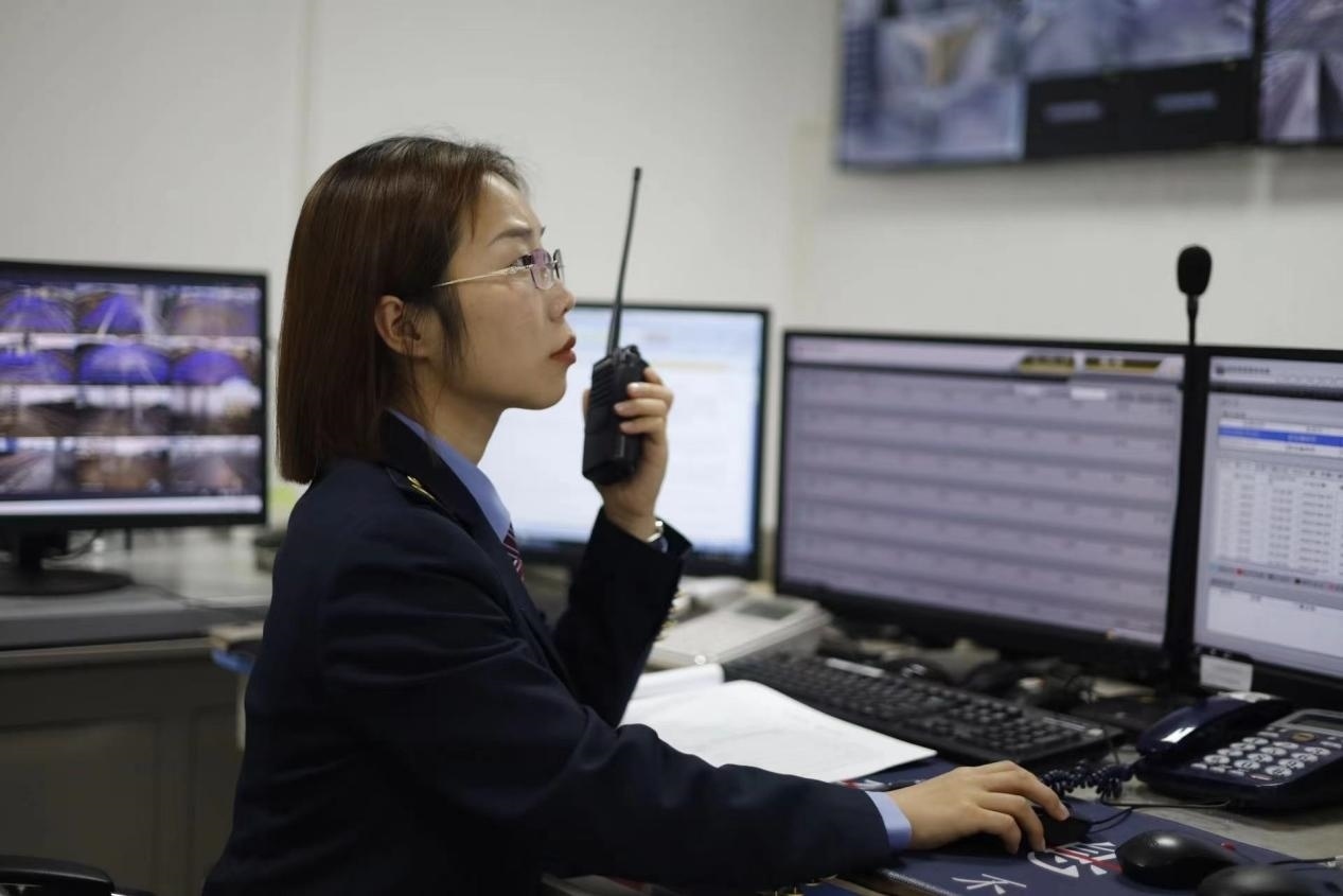 張華正在使用對講機溝通客運工作情況。蔡紫妍攝