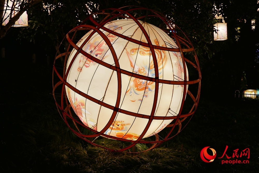 白鷺洲公園展出的燈彩作品。人民網(wǎng)記者 韋衍行攝