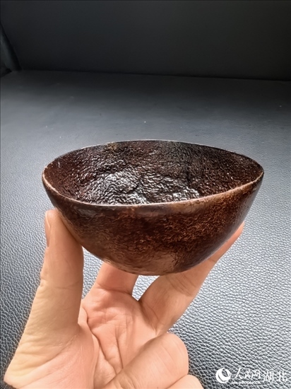 用橘子皮制成的碗。人民網(wǎng)記者 周雯攝