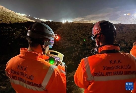 2月13日，救援人員在土耳其東部埃爾津詹省伊利奇區(qū)礦難現(xiàn)場工作。新華社發(fā)（穆斯塔法·卡亞攝）