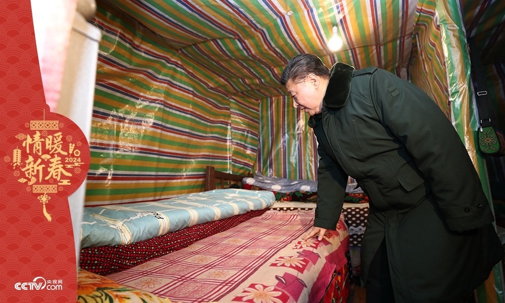 2018年2月11日，習(xí)近平總書(shū)記在四川三河村貧困戶(hù)吉好也求家中看望。