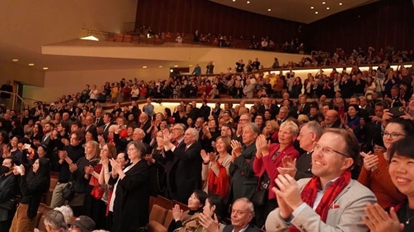 中德觀眾觀看中央民族樂團(tuán)“”天地永樂·中國節(jié)“”音樂會。中國駐德國大使館供圖