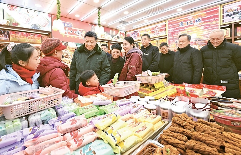 2024年2月1日至2日，中共中央總書記、國家主席、中央軍委主席習(xí)近平來到天津，看望慰問基層干部群眾。這是1日下午，習(xí)近平在天津古文化街考察時，走進店鋪同現(xiàn)場群眾互動交流。 新華社記者 謝環(huán)馳/攝