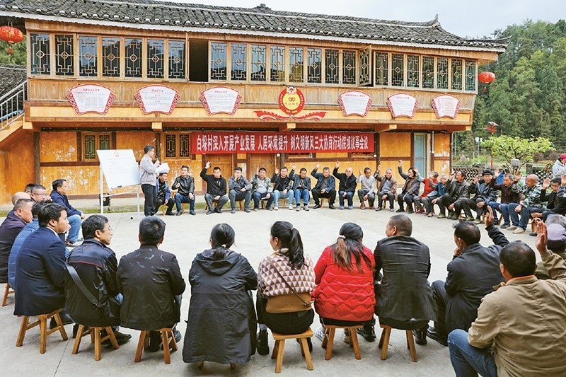 圖為2023年4月6日，貴州省黔東南苗族侗族自治州施秉縣白垛鄉(xiāng)白垛村村民在討論產(chǎn)業(yè)發(fā)展、人居環(huán)境提升、鄉(xiāng)村文明建設(shè)相關(guān)事宜。 人民圖片 磨桂賓/攝