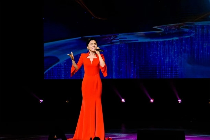 女高音歌唱家陳思思演唱《但愿人長(zhǎng)久》。趙 靖攝