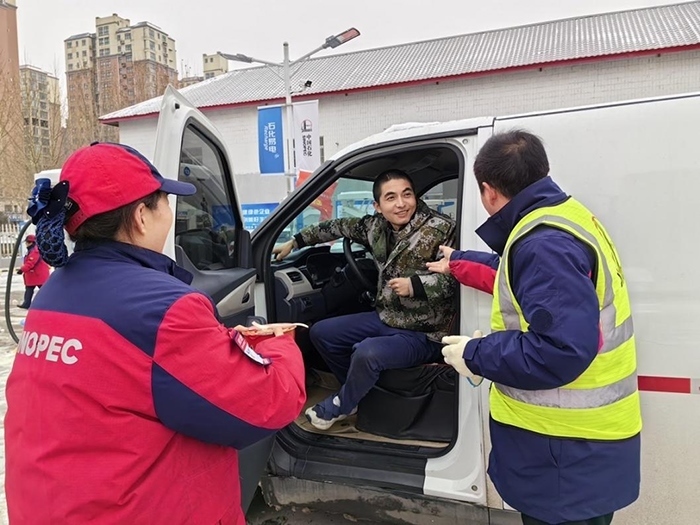 加能站員工為雪天到站充電的司機(jī)送來(lái)泡面并邀請(qǐng)他到站里休息。受訪者供圖