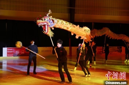 當(dāng)?shù)貢r(shí)間2月17日晚，作為農(nóng)歷甲辰龍年“歡樂春節(jié)”系列活動(dòng)之一，別具特色的青少年冰上春晚在加拿大多倫多舉行。圖為青少年表演冰上舞龍。 中新社記者 余瑞冬 攝